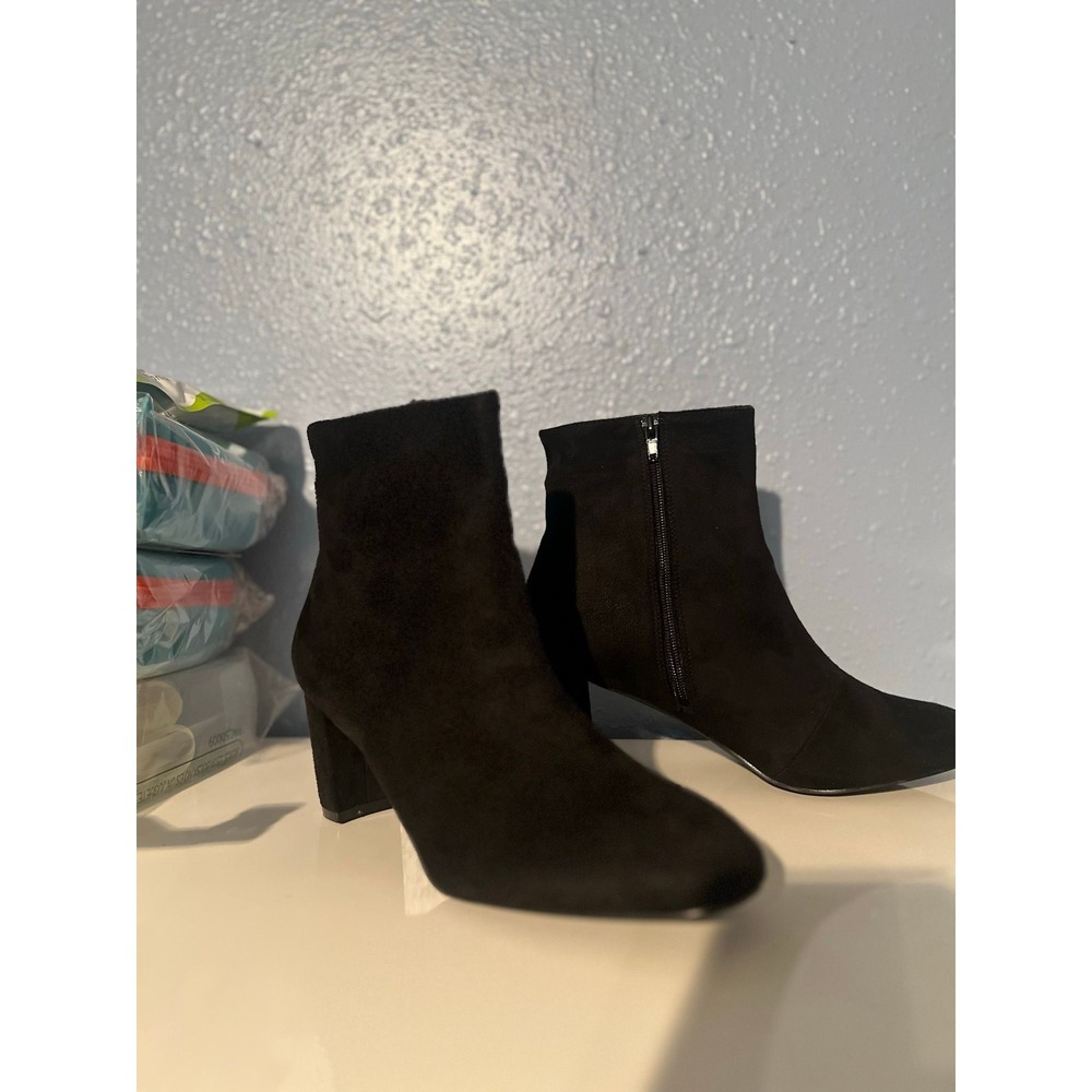 62.-   woman's size 10 NEW black suede
